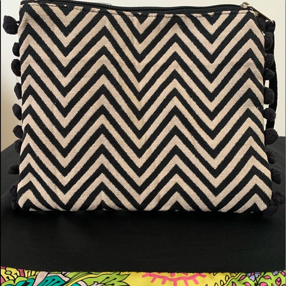 💢SOLD💢POM POM CLUTCH IDEAL FOR YOUR BEACH BAG 🏖 - Picture 2 of 3